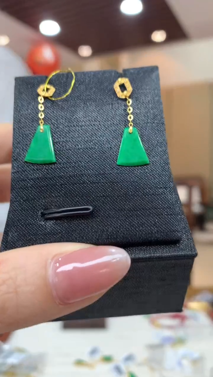 18K金镶嵌翡翠耳饰耳钉