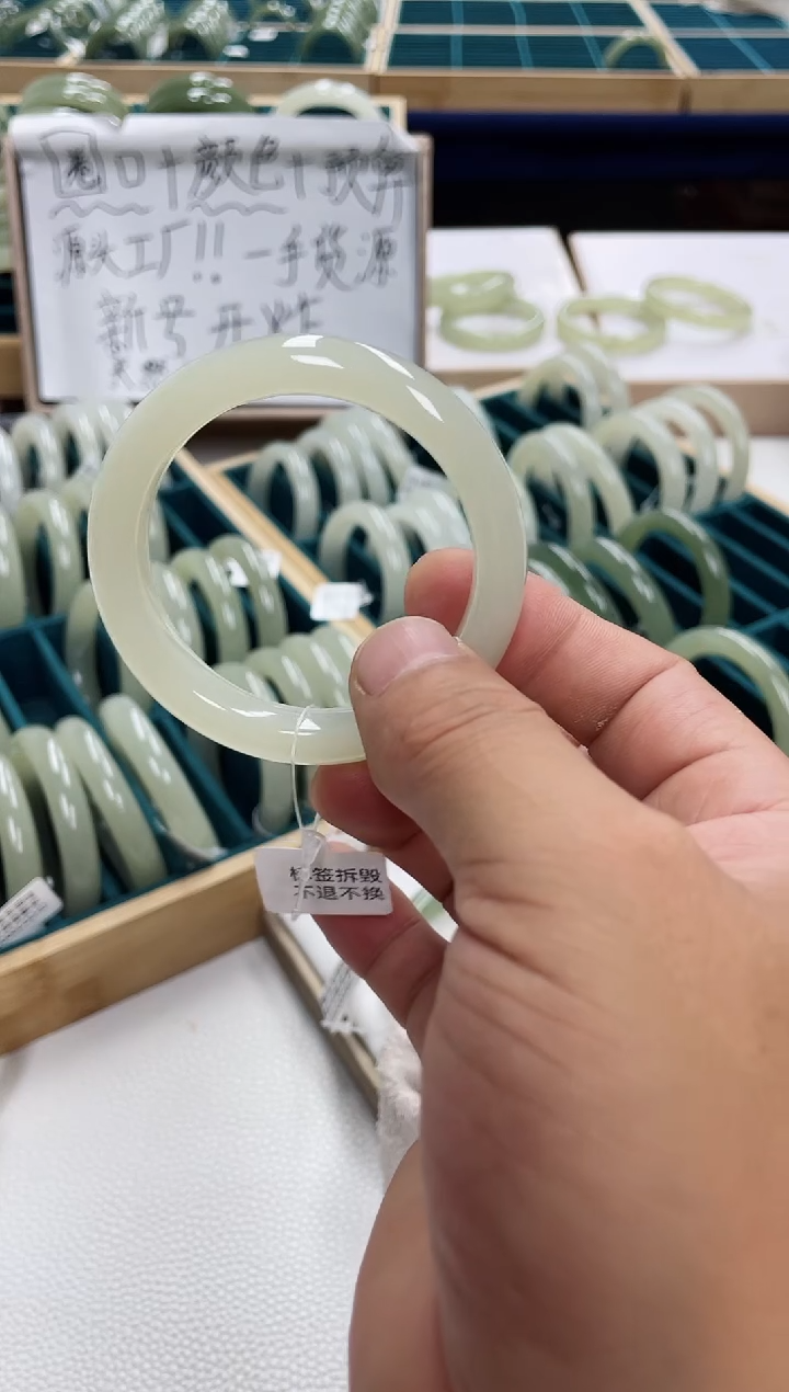 未镶嵌手镯和田玉要****面和田玉手镯2100001