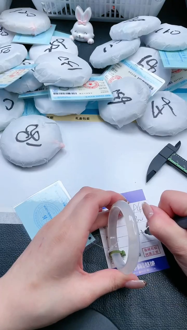 【闪购商品】石英质玉手镯未镶嵌18V94-52