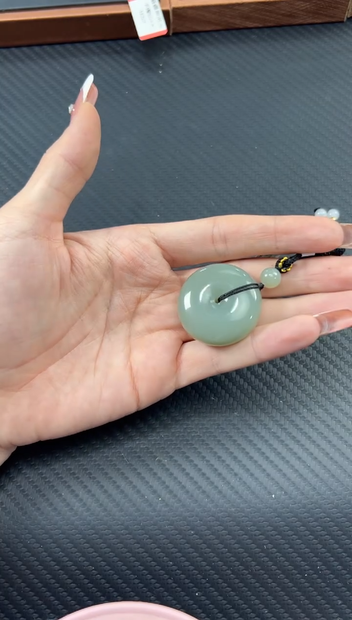 【闪购商品】和田玉吊坠(赠链)未镶嵌且末微色差近矿平安扣