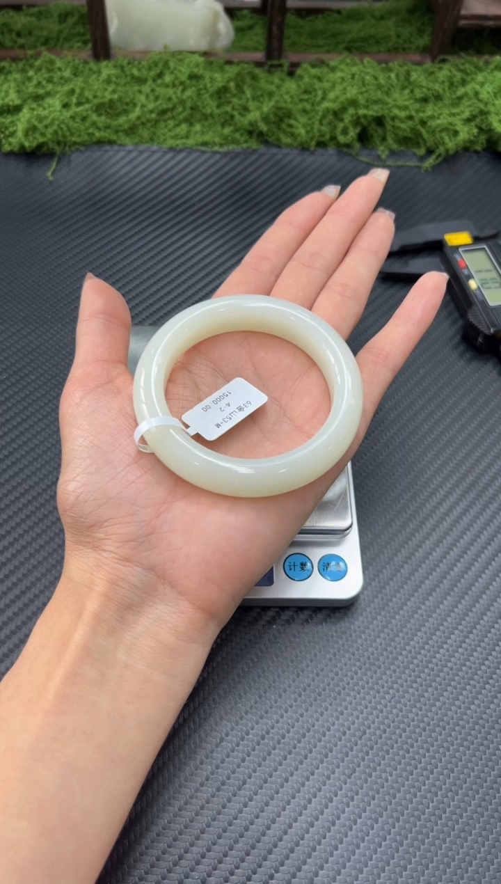 未镶嵌手镯和田玉略***略且末金山微色差53+