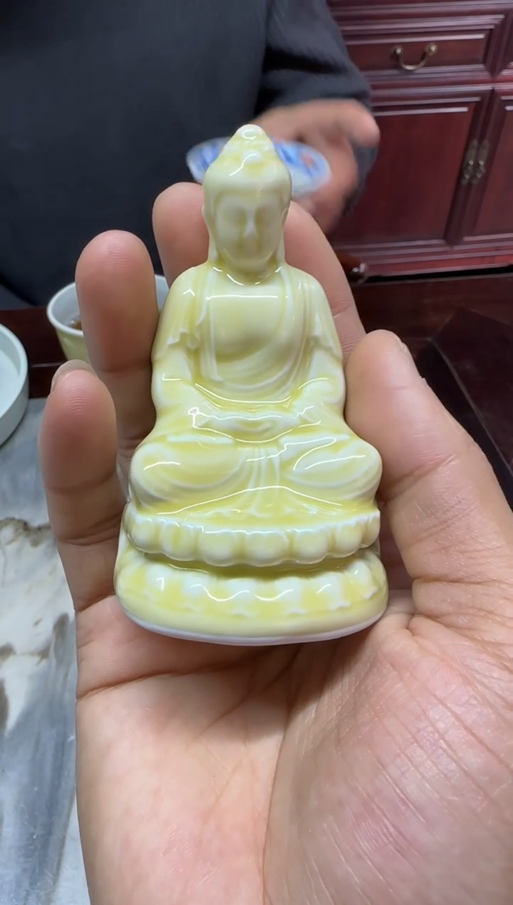 晚***桐天义华 黄釉佛像 小摆件