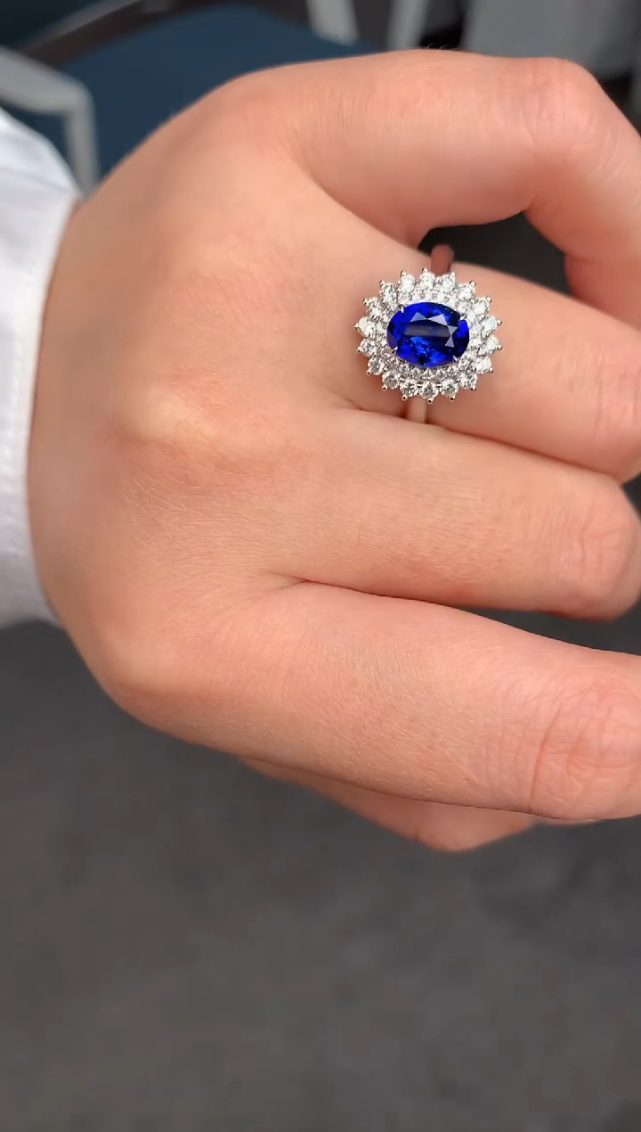 【闪购商品】蓝宝石戒指18K金镶嵌1.6ct皇家蓝戒指