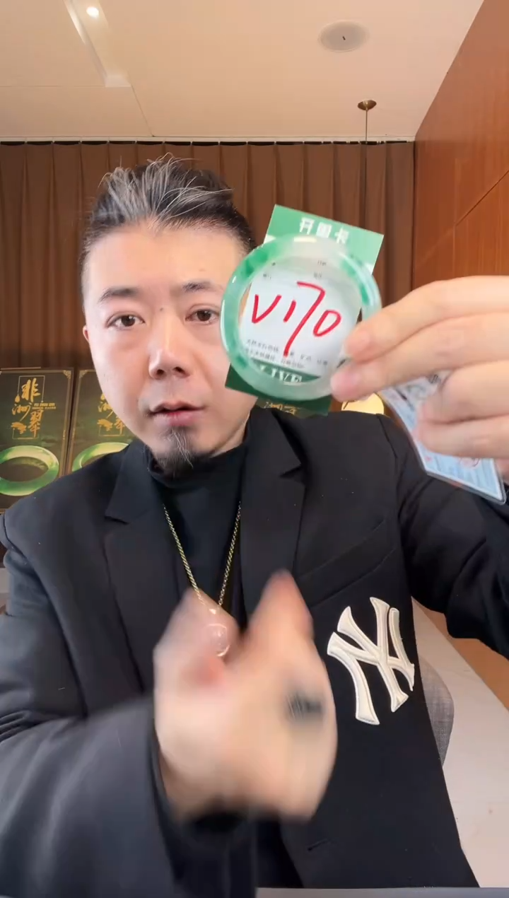 【闪购商品】石英质玉手镯未镶嵌非洲翠