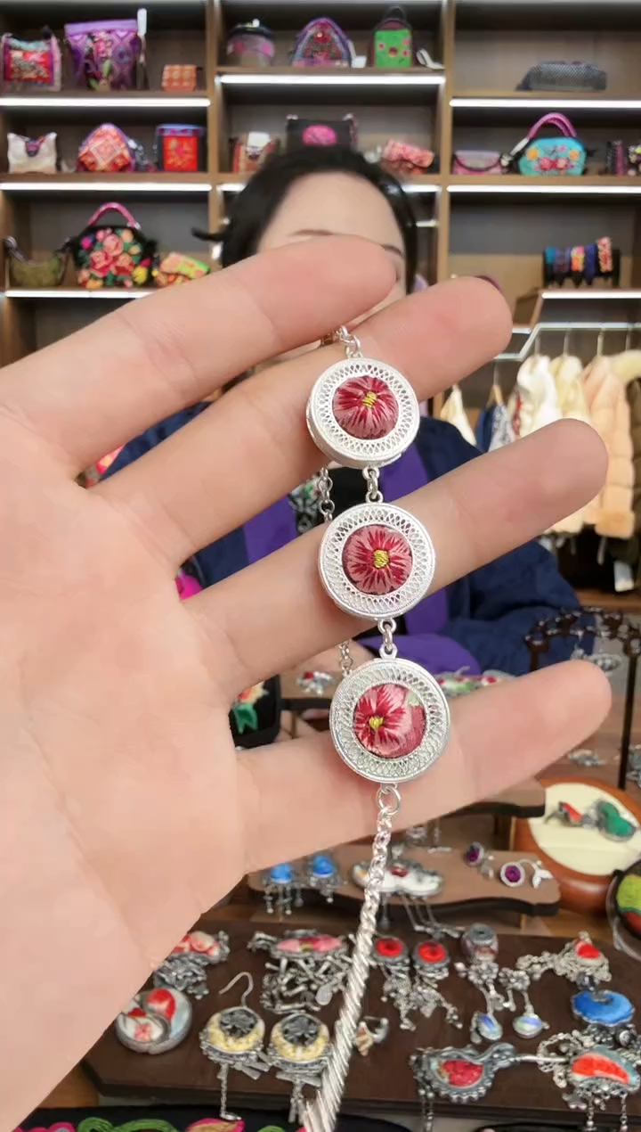 【闪购商品】织绣124蒙阿苏苗绣传承