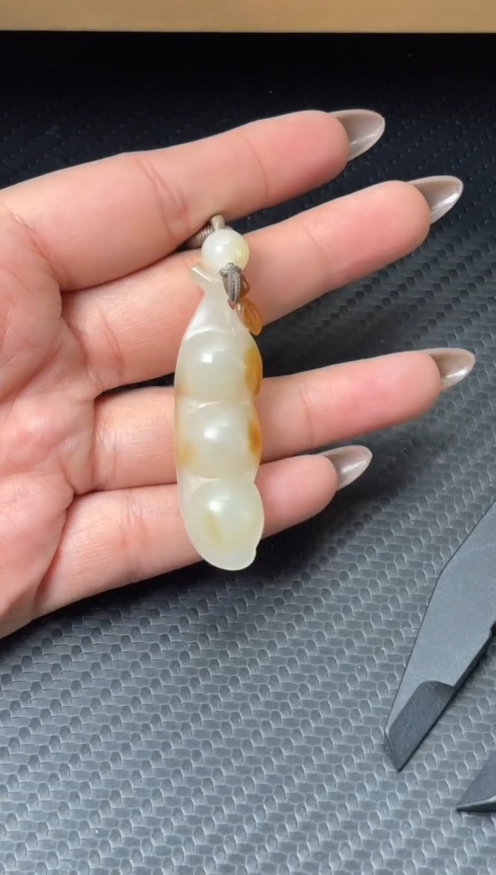 吊坠(赠链)未镶嵌和田玉且金山微色差吊坠
