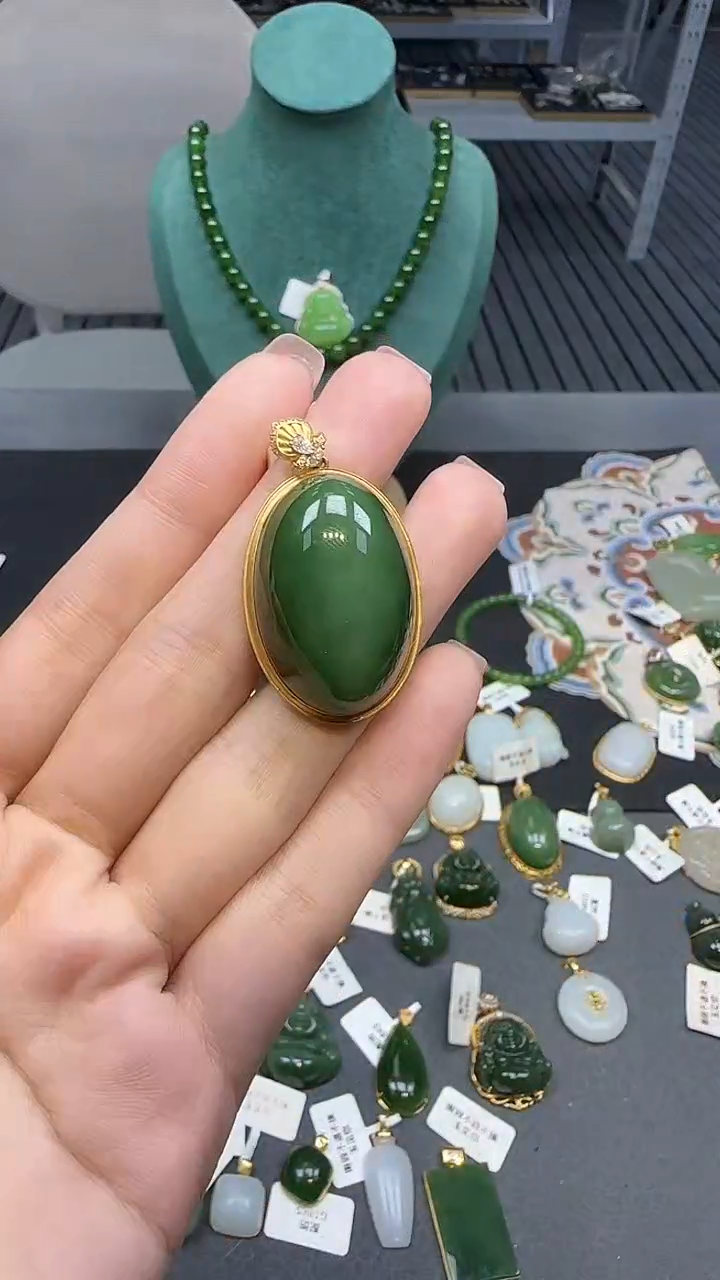 18K金镶嵌和田玉挂件1