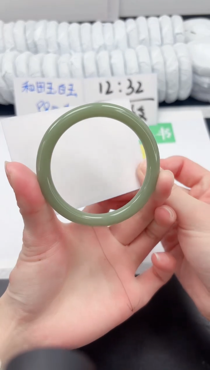 【闪购商品】石英质玉手镯未镶嵌12-57.8