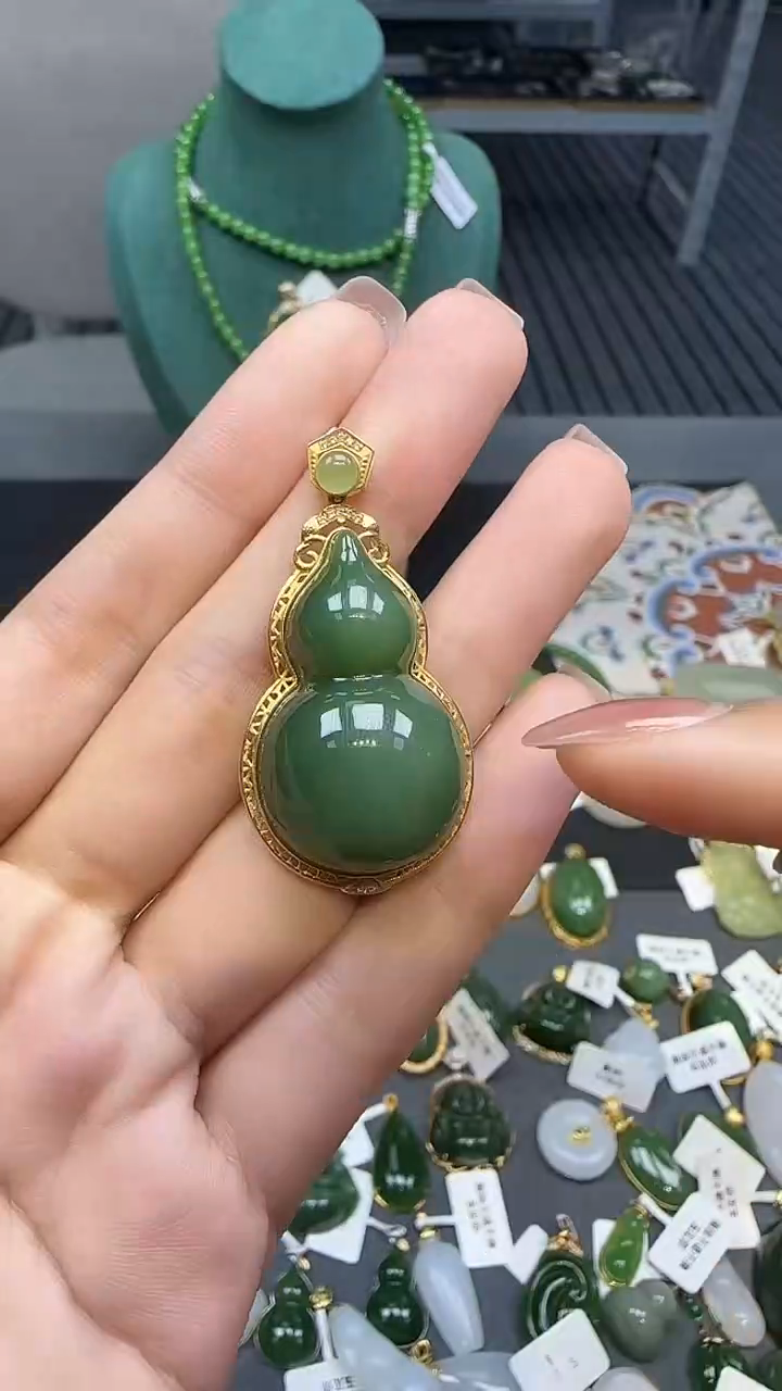 18K金镶嵌和田玉挂件1