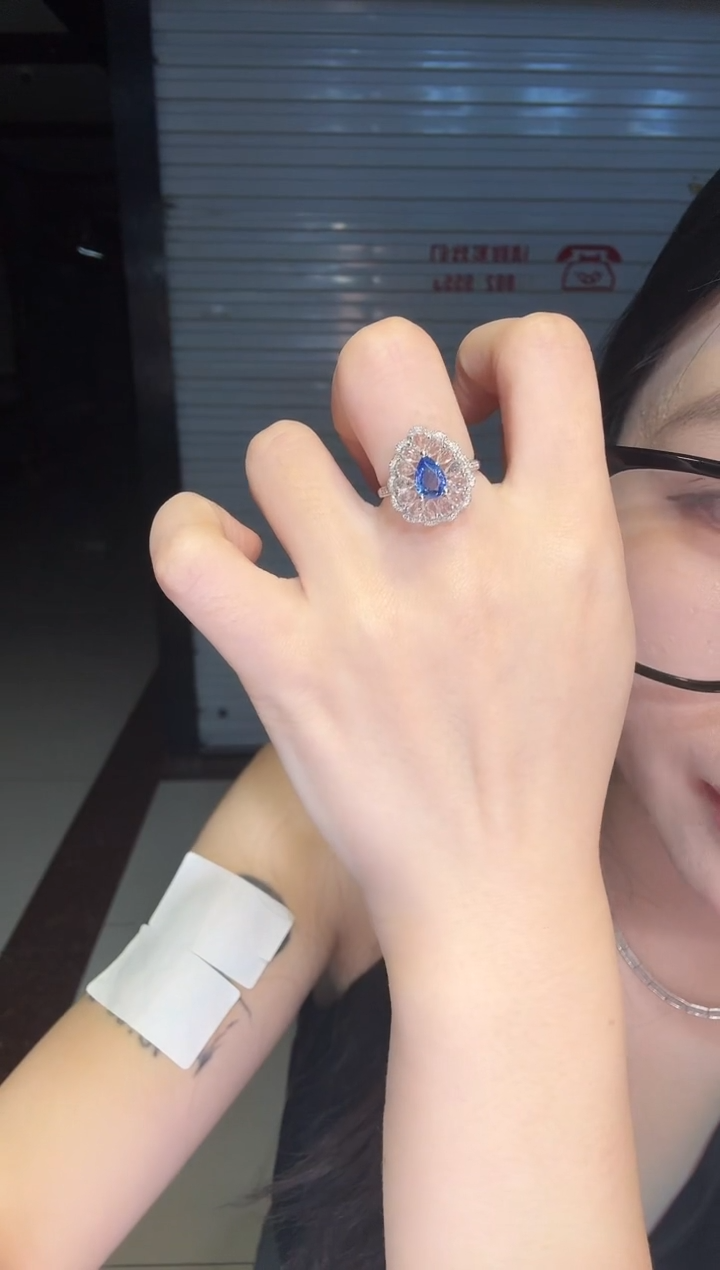 戒指蓝宝石18K金镶嵌水滴2