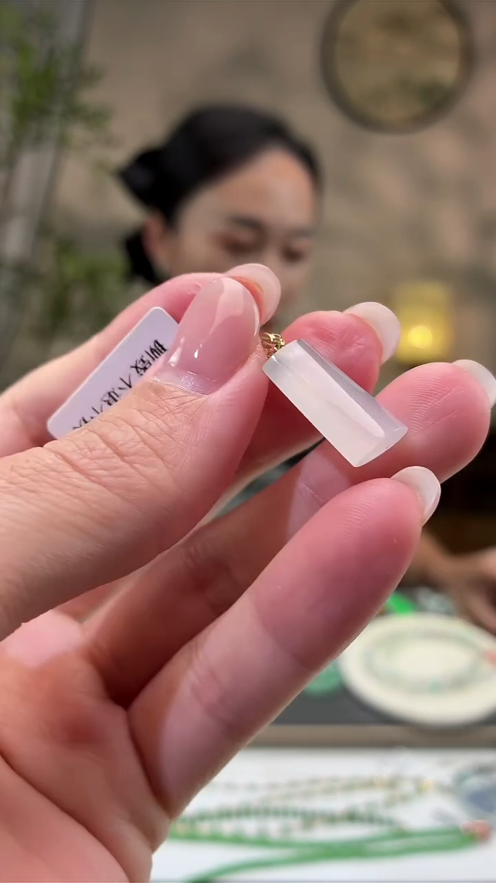 颈饰18K金镶嵌翡翠无事牌