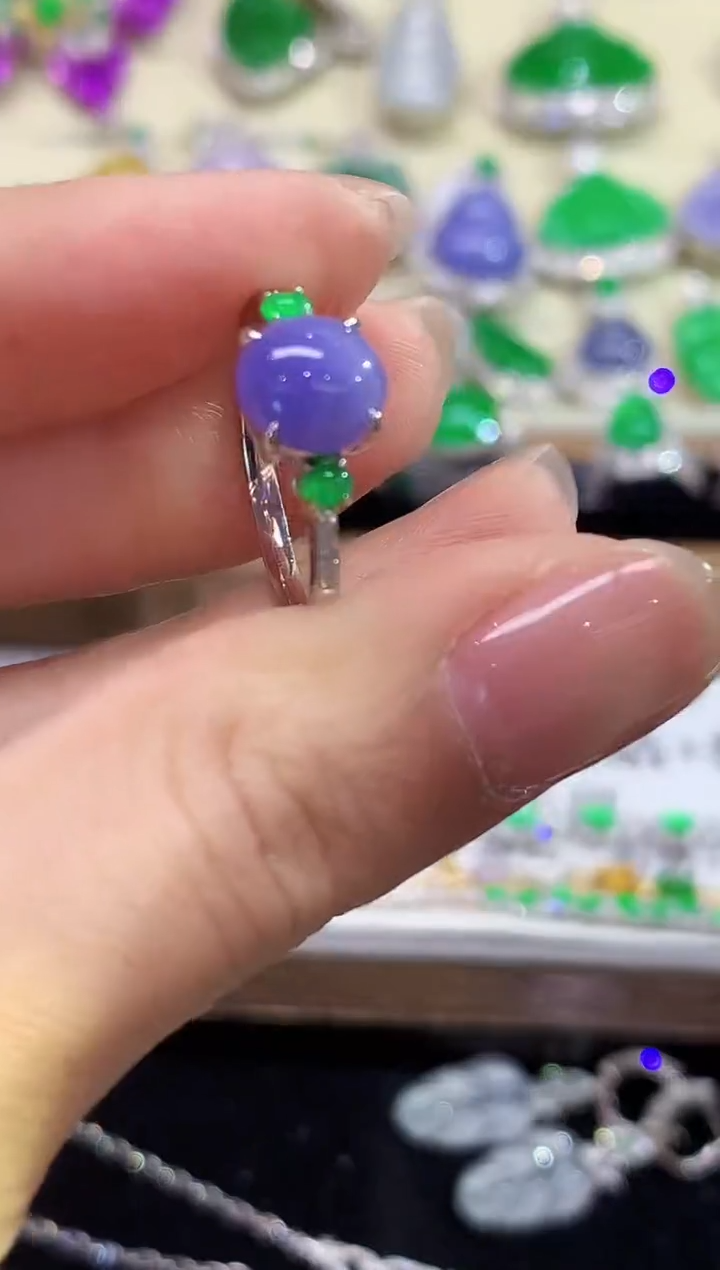 18K金镶嵌戒指翡翠多样性发其一