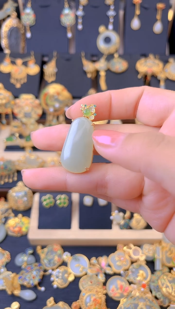 【闪购商品】和田玉吊坠银S925镀金镶嵌蝴蝶无事牌吊坠