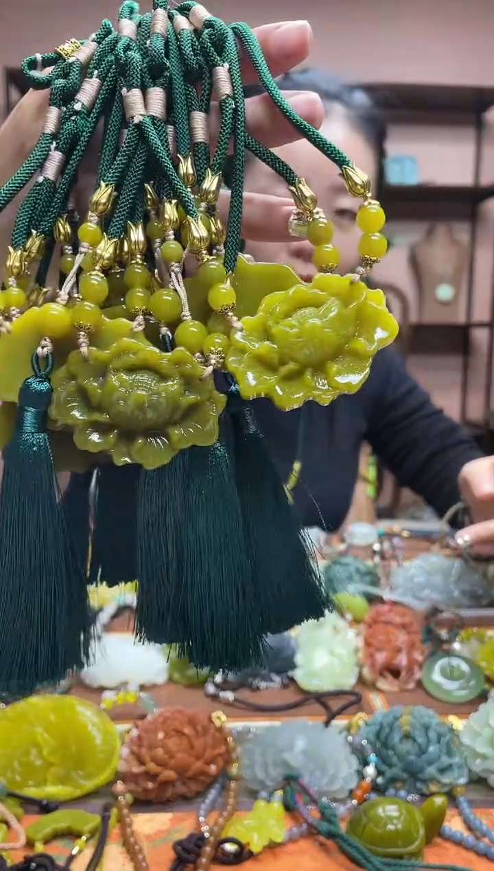 未镶嵌岫玉吊坠多样性发货发其中之一