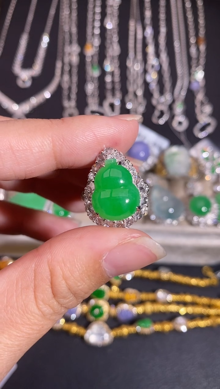 颈饰18K金镶嵌翡翠戒指