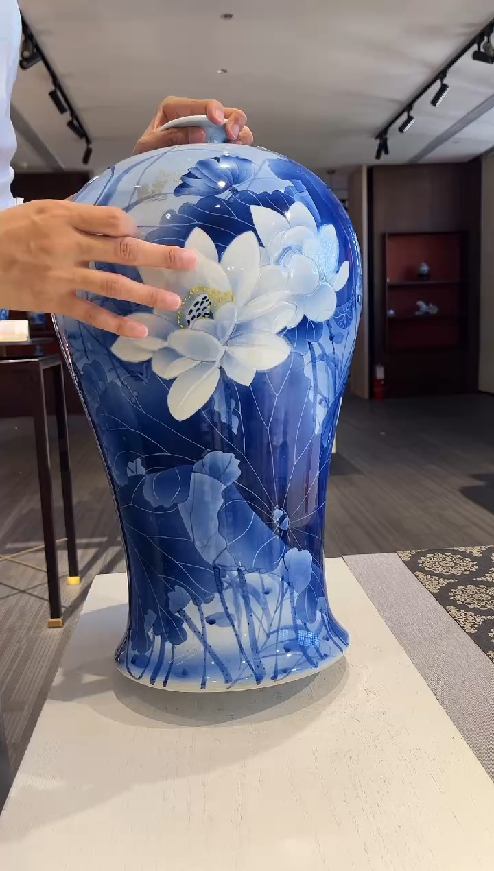 摆件刘宗建荷塘清香梅瓶