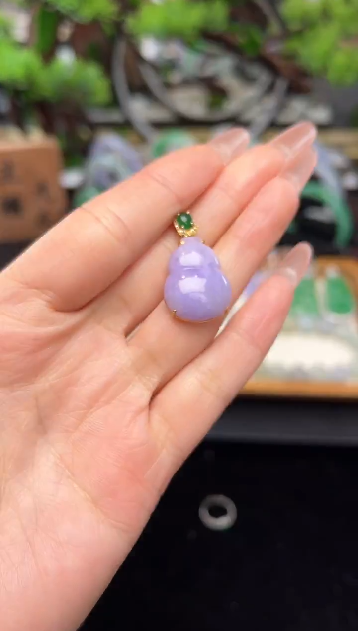 颈饰18K金镶嵌翡翠吊坠