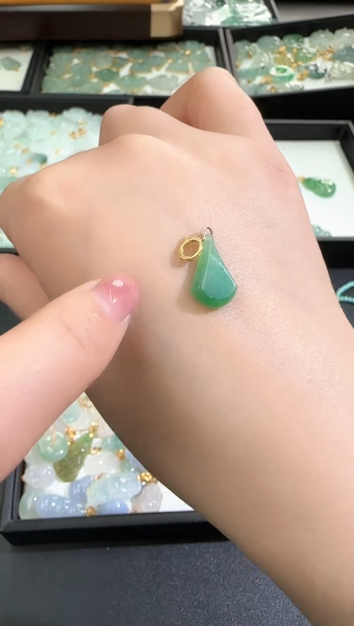 【闪购商品】翡翠颈饰18K金镶嵌25021098