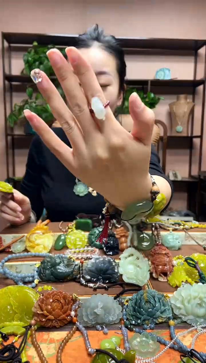 未镶嵌岫玉吊坠多样性发货发其中之一