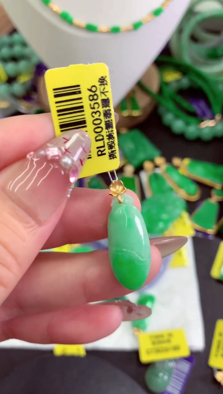 翡翠18K金镶嵌颈饰挂件