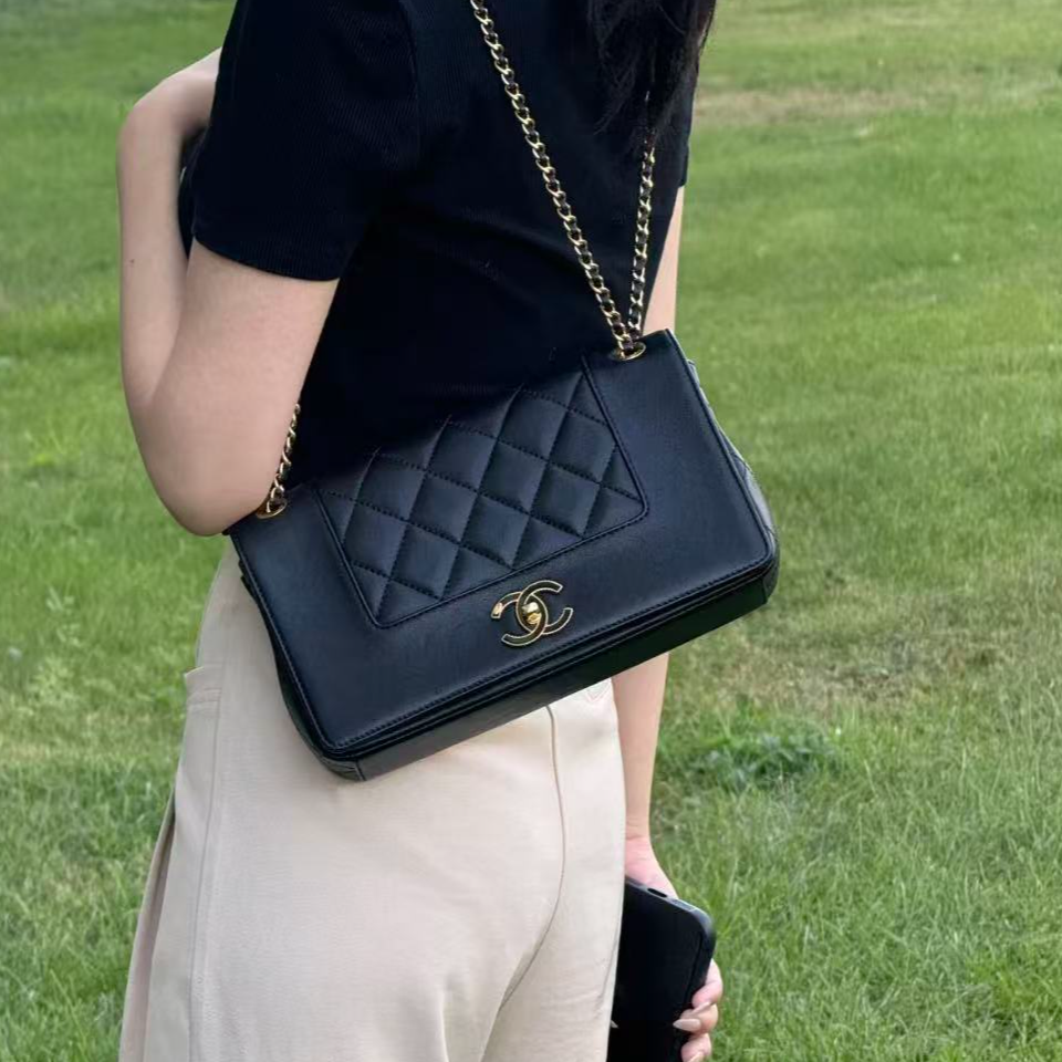 95新 Chanel/香奈儿 16A海军蓝珐琅扣cf斜挎小香风B5662