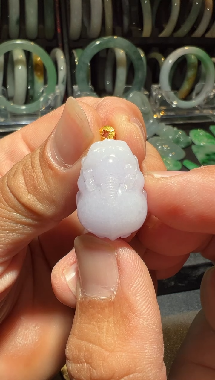 颈饰未镶嵌翡翠翡翠貔貅送扣头。