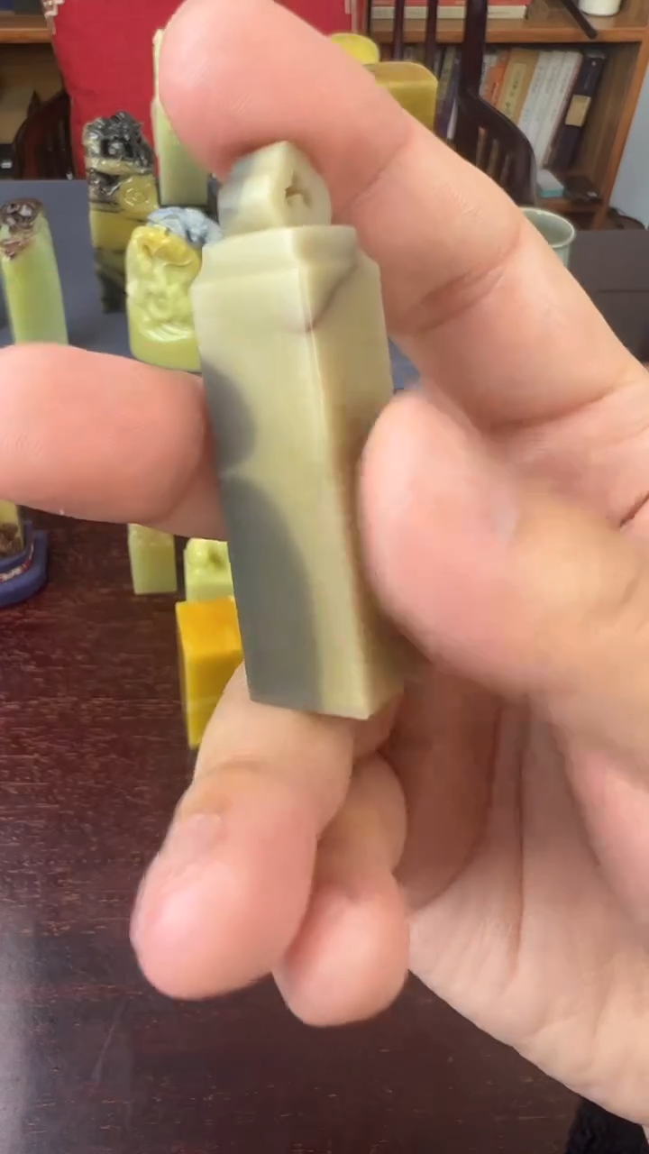 【闪购商品】青田石菜花黄黑白如意钮