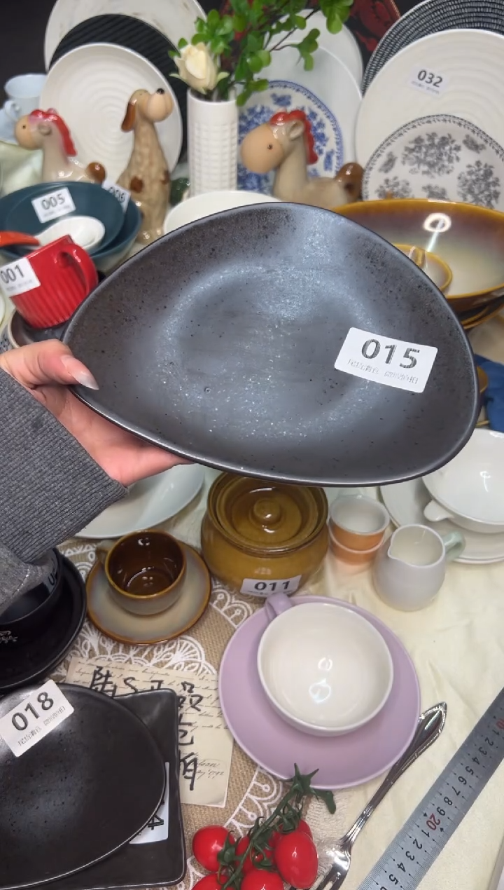 新骨瓷015瑕疵 冰点棕 8,5寸 三角平盘