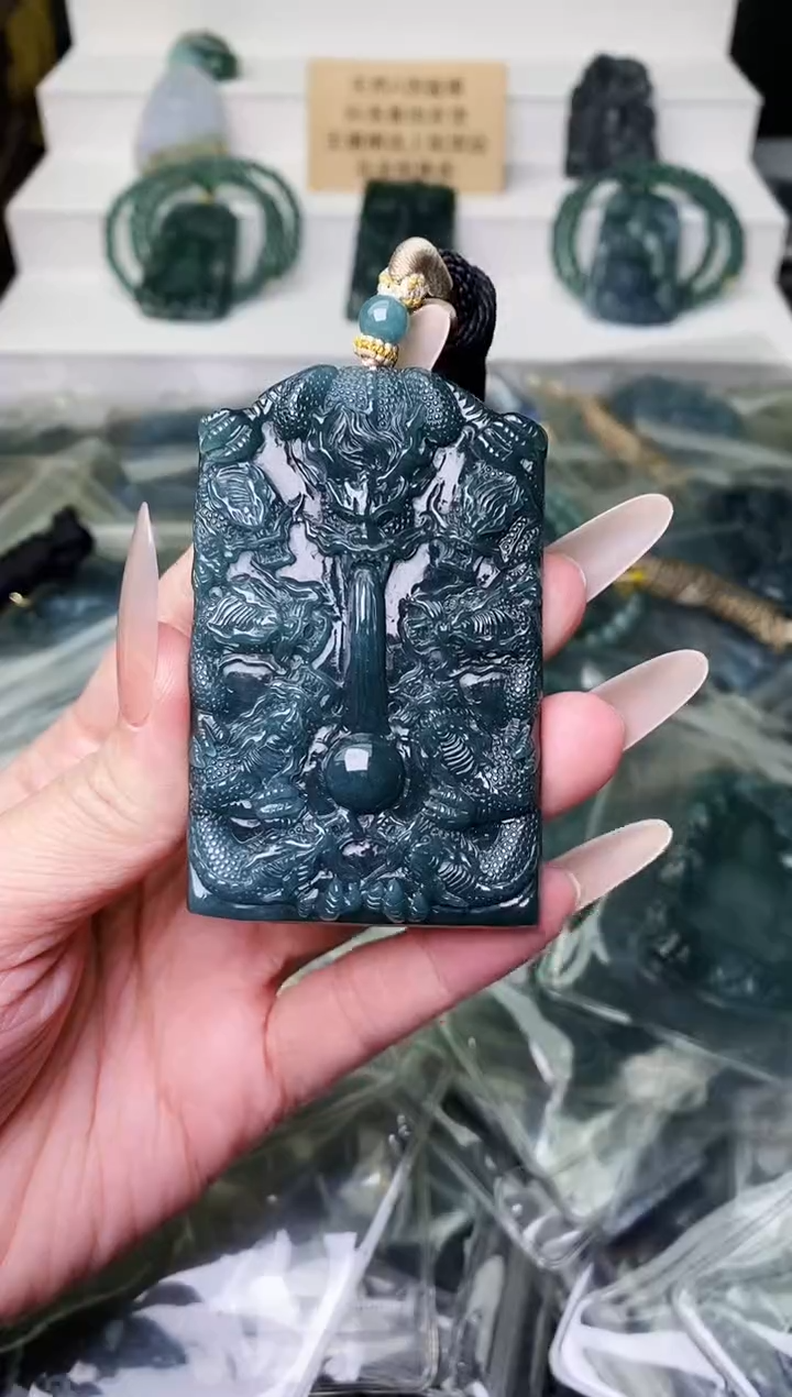 颈饰未镶嵌翡翠 