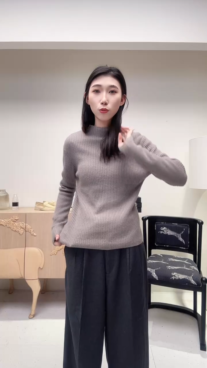 顺纹灰色羊毛毛衣