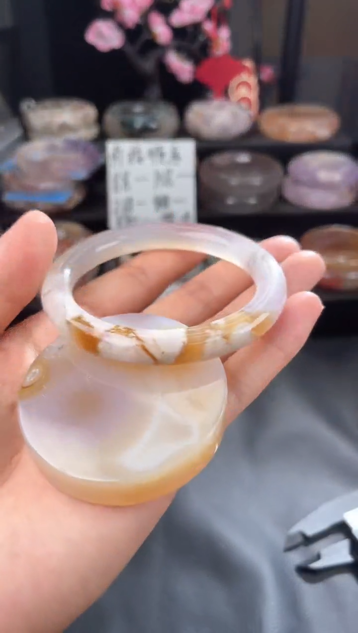 【闪购商品】石英质玉手镯未镶嵌59