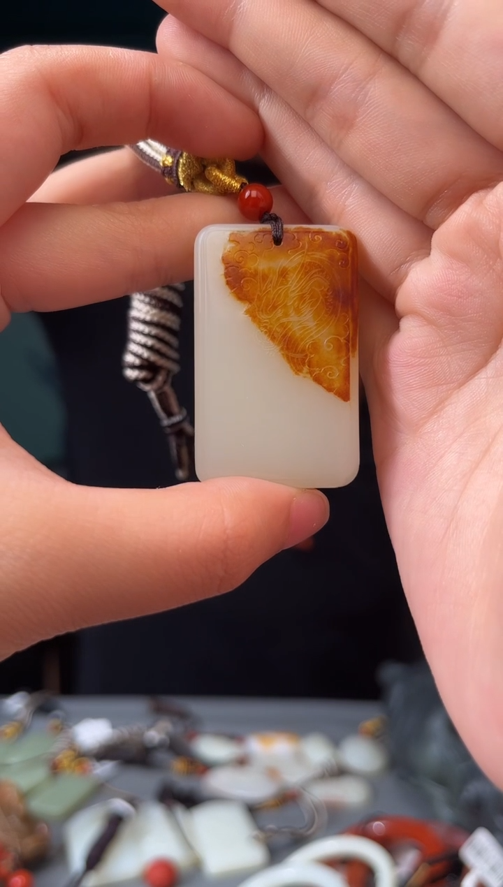 和田玉未镶嵌颈饰吊坠