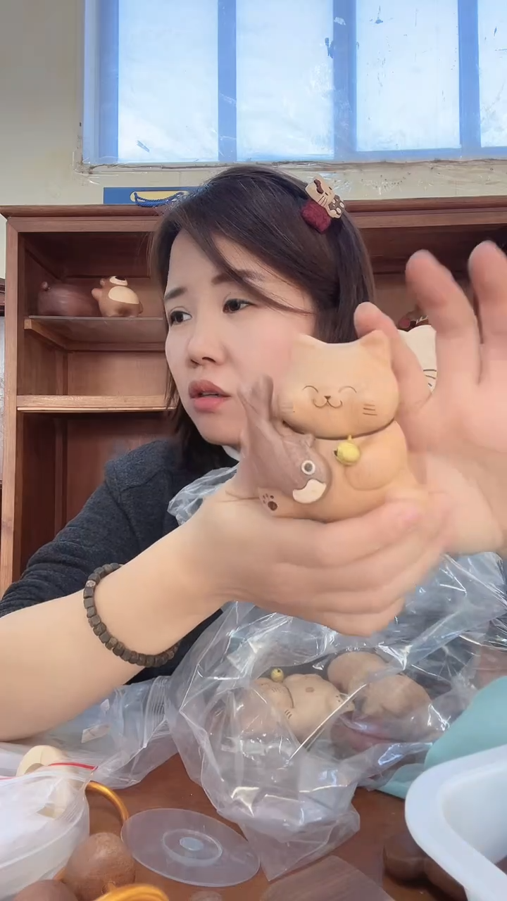 木抱鱼猫 摆件   