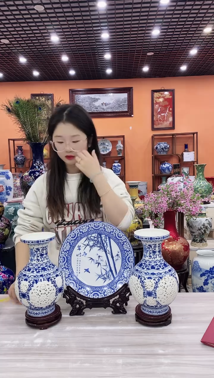 摆件2个青花镂空小苹果瓶+1个青花翠竹26CM赏盘+龙头架+旋转底座