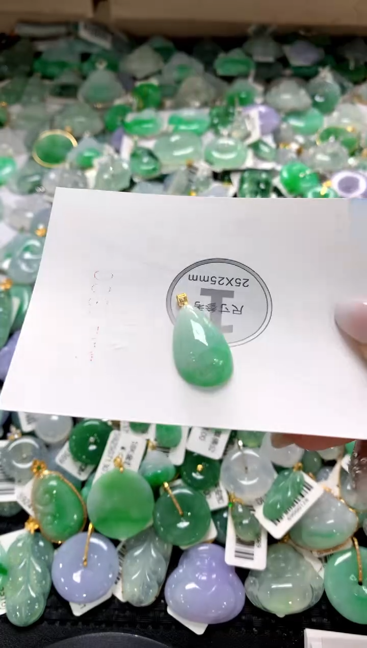 颈饰18K金镶嵌翡翠1111111111111111