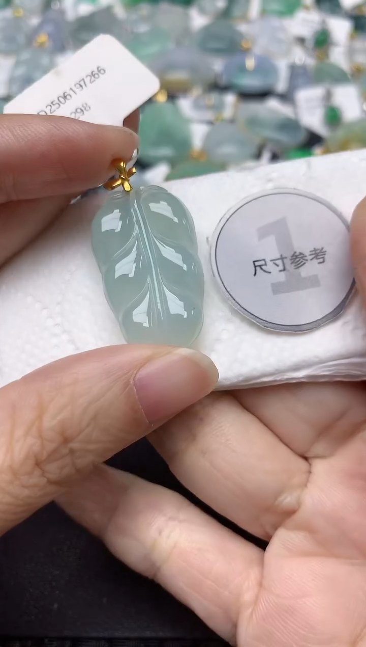颈饰18K金镶嵌翡翠天然缅甸A货翡翠