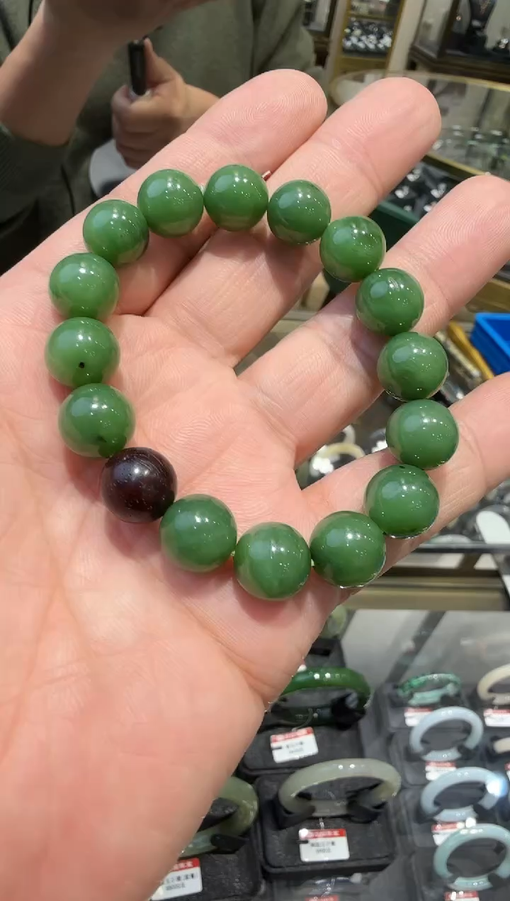 未镶嵌手链和田玉俄料有黑点