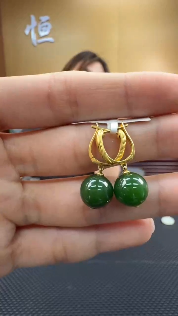 颈饰18K金镶嵌和田玉耳饰一对