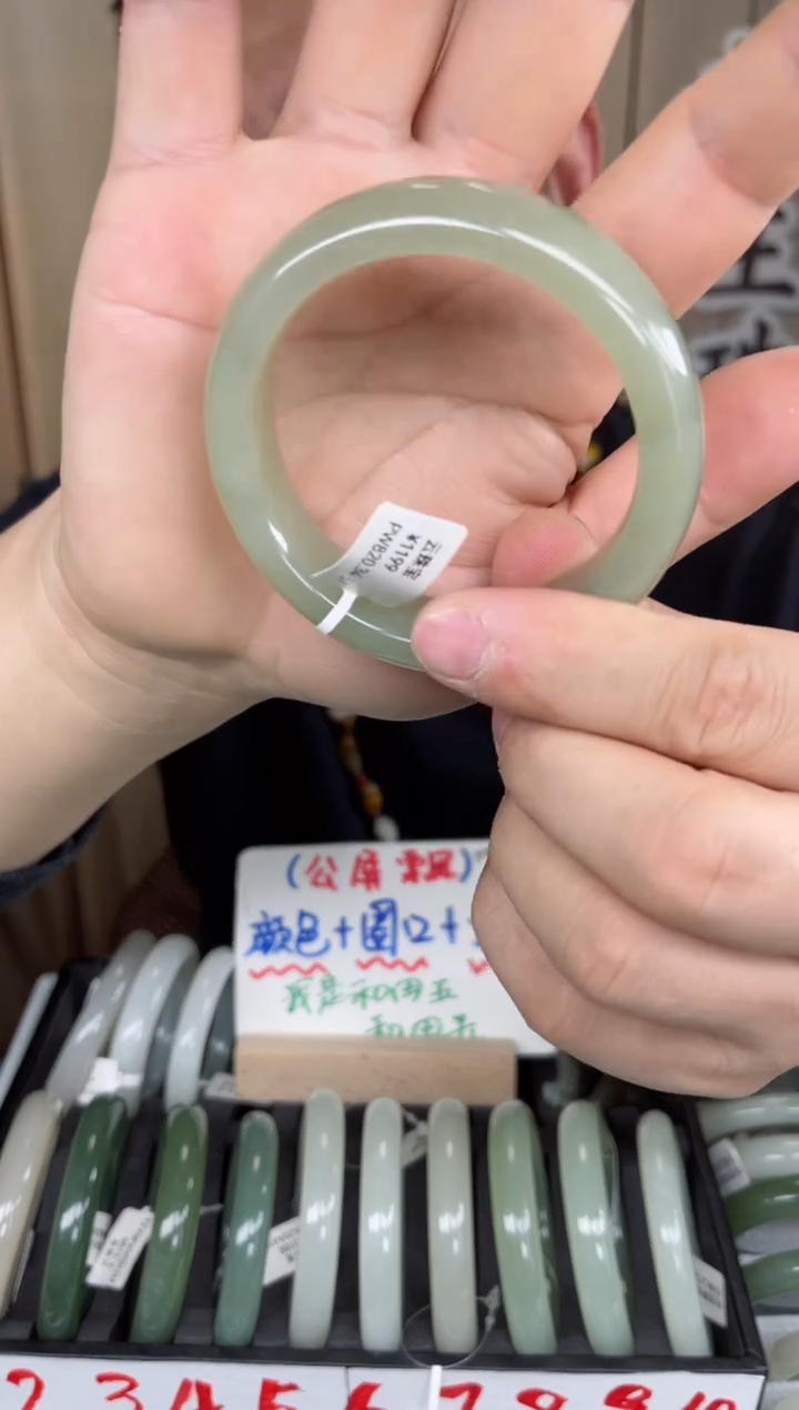 【闪购商品】和田玉手镯未镶嵌老王和田玉