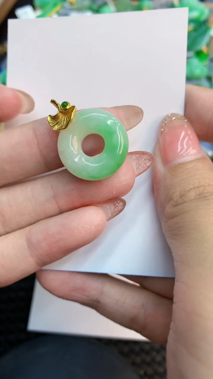 翡翠未镶嵌颈饰            81