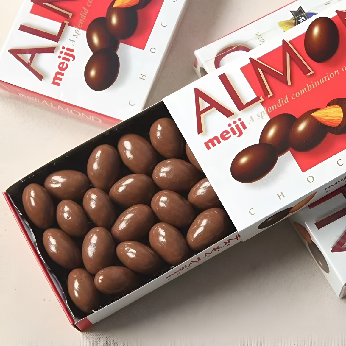 进口明治meiji坚果夹心巧克力巴旦木杏仁巧克力零食