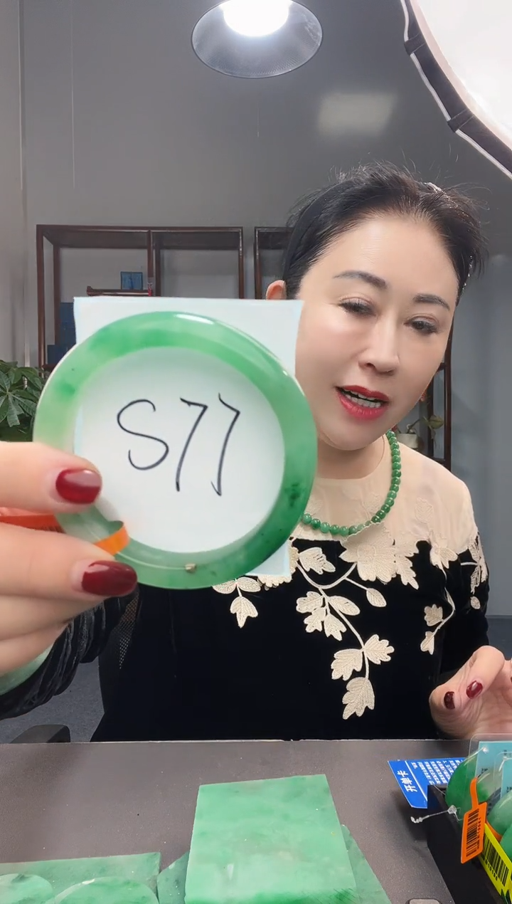 【闪购商品】石英质玉手镯未镶嵌1