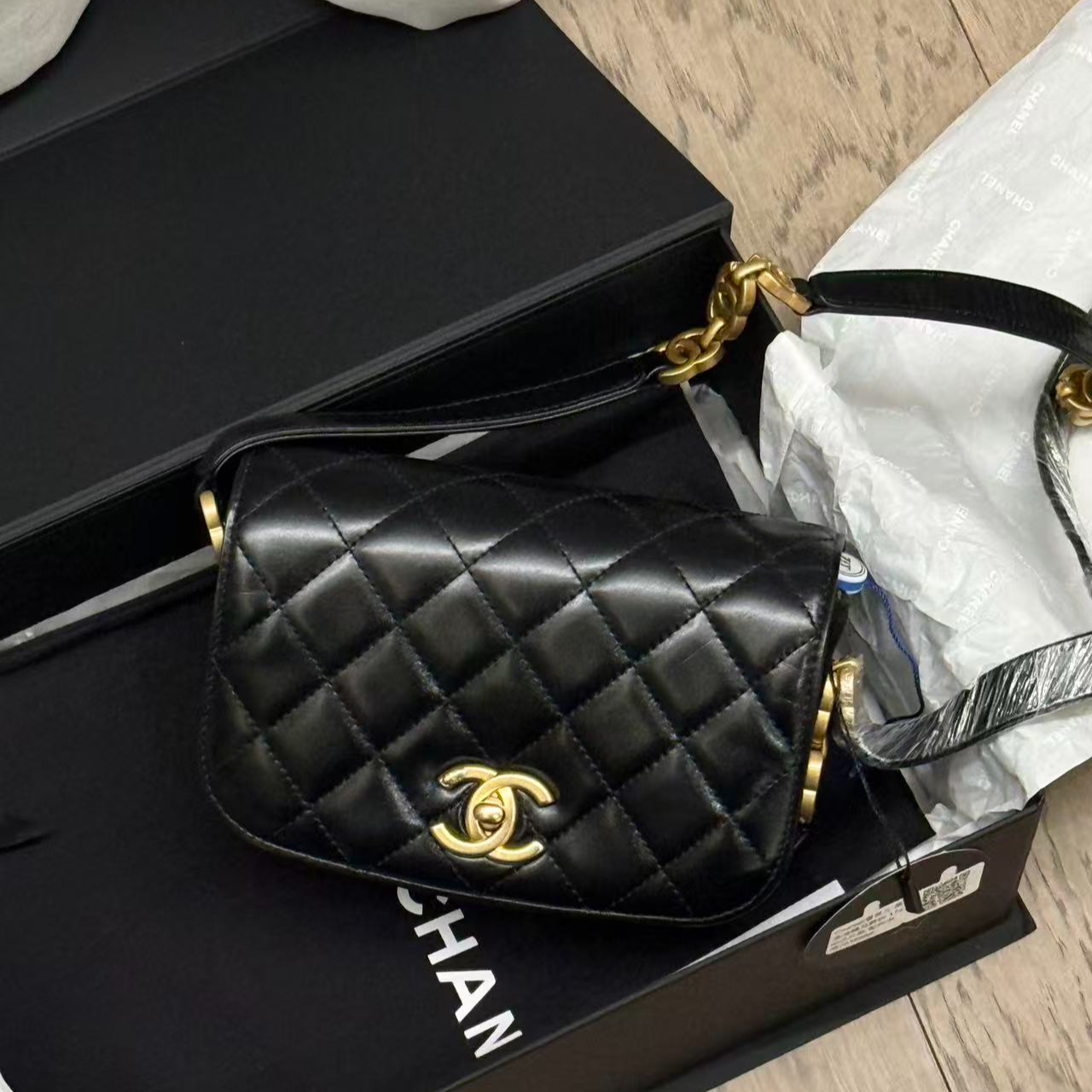 95新 Chanel/香奈儿 展会外场！黑金油蜡马鞍包