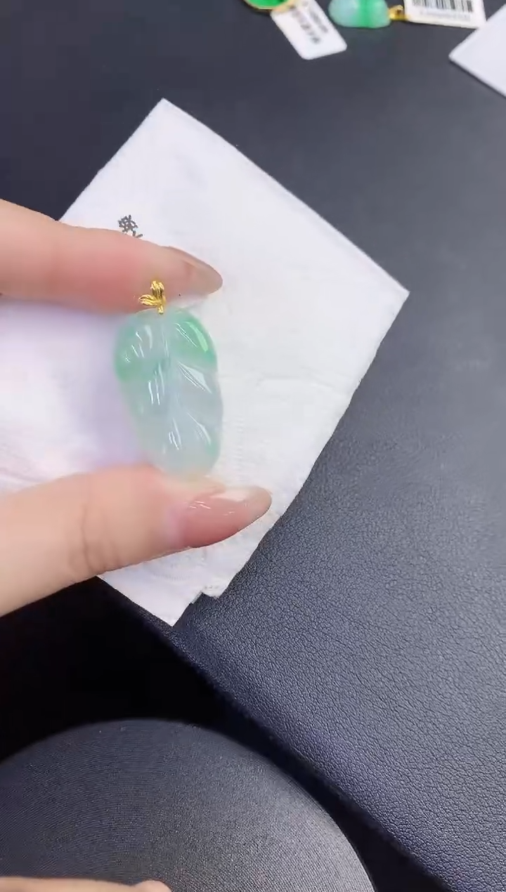 颈饰18K金镶嵌翡翠缅甸天然翡翠A货