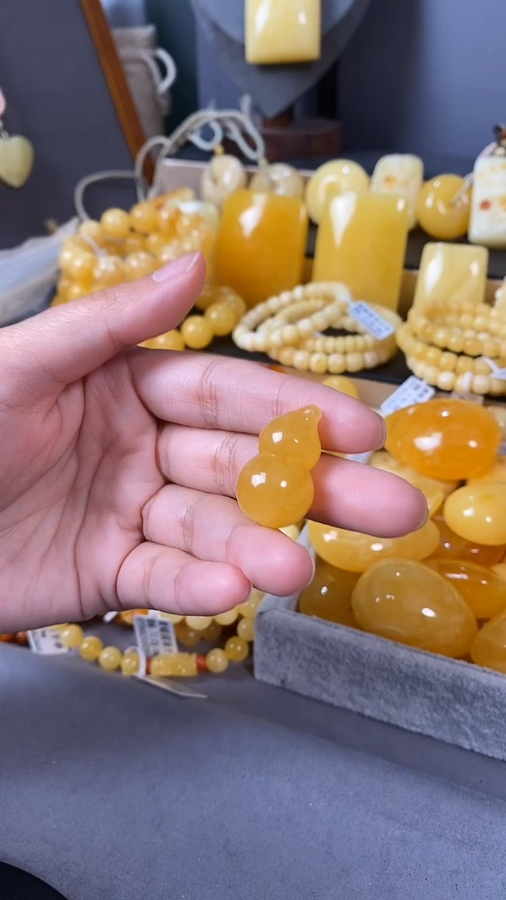 裸石琥珀未镶嵌葫芦雕刻件