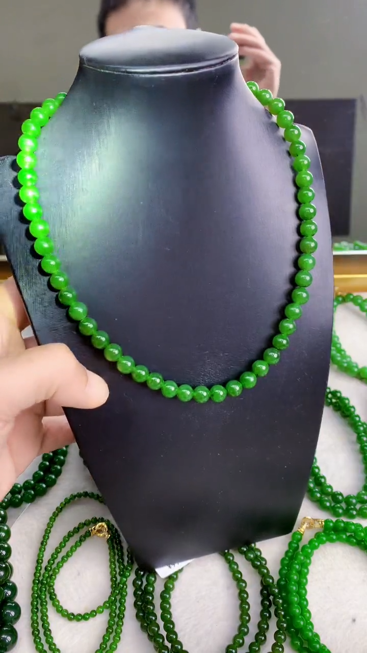 项链未镶嵌和田玉卡8的阳绿色
