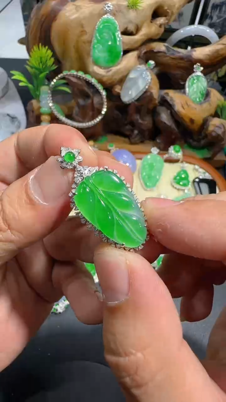 【闪购商品】翡翠吊坠(不含链)18K金镶嵌吊坠