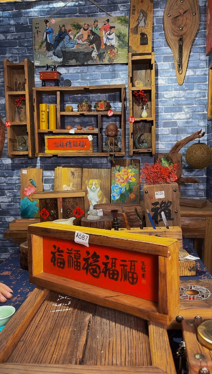 為*生风化老门板丙烯画