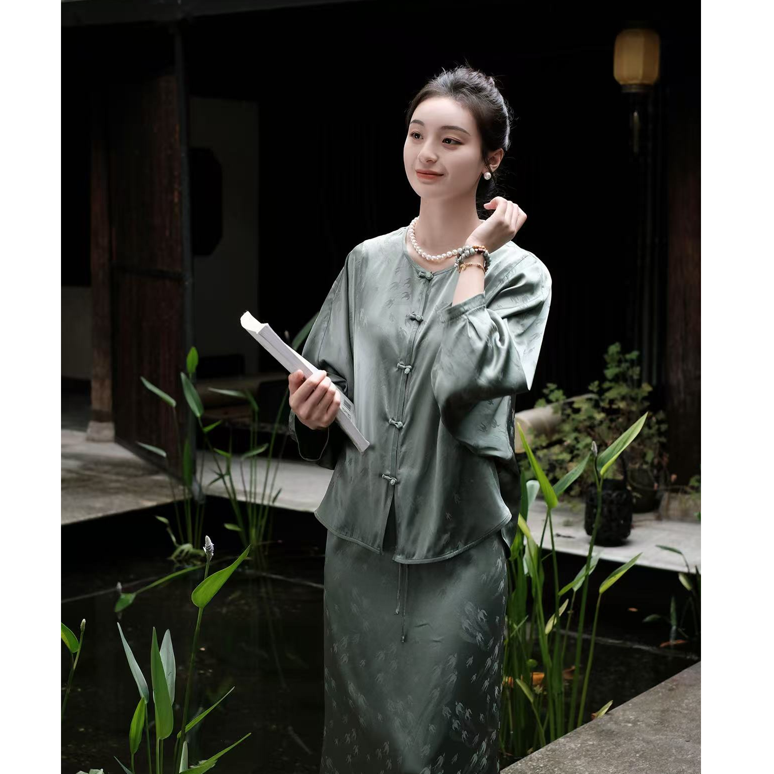 盛唐婧飞燕桑蚕丝蝴蝶缎对襟蝙蝠袖开衫