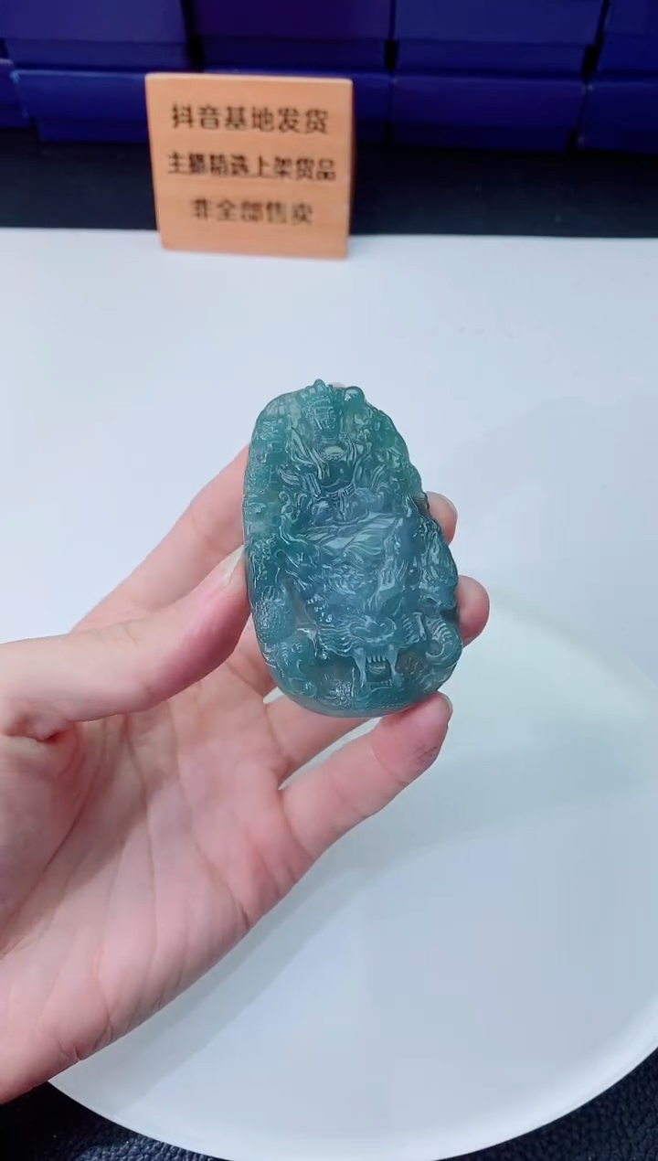 翡翠未镶嵌颈饰  `